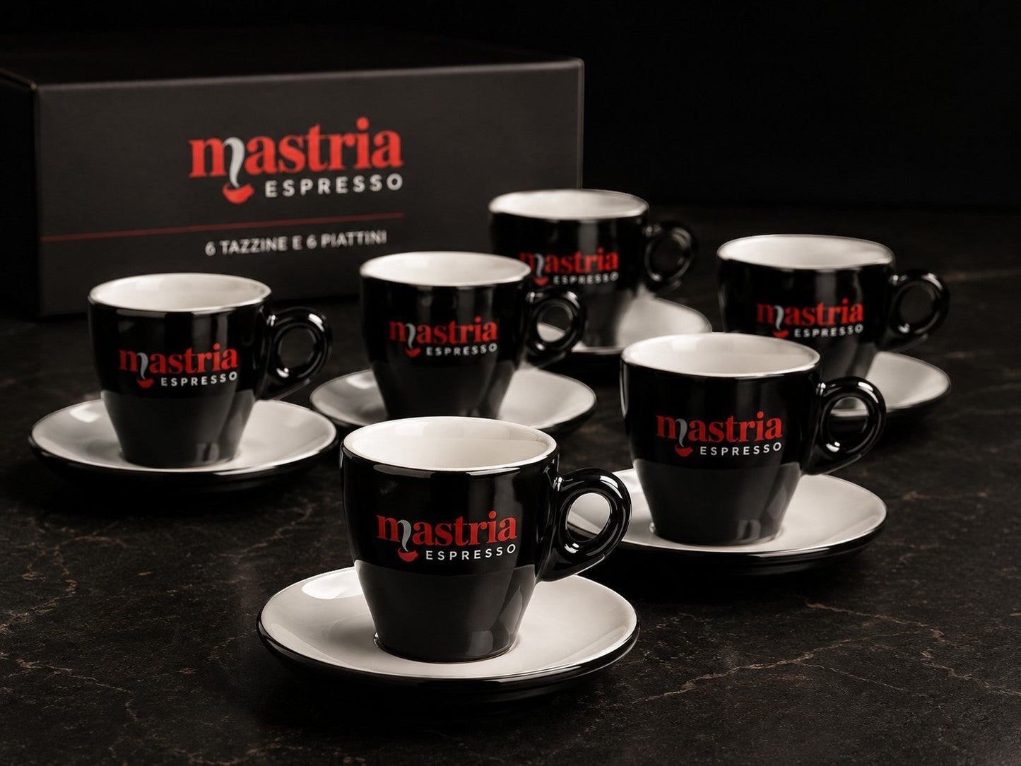 Set da 6 tazzine e piattini Mastria Espresso in ceramica nera con logo rosso e bordo bianco, perfetti per caffè.