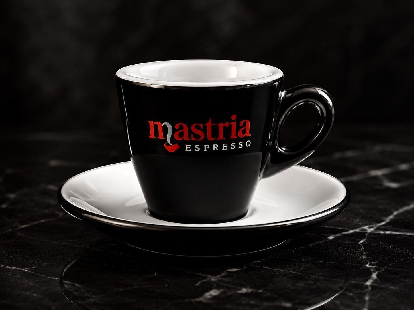 Set 6 tazzine e piattini Mastria Espresso in ceramica nera e bianca con logo rosso, perfetti per caffè.